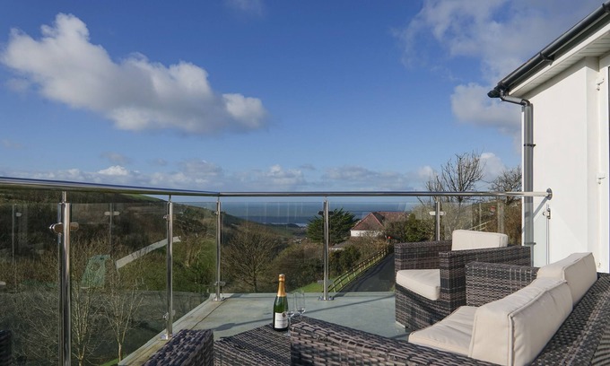 Woolacombe House | Hazelmere House: Oceanfront Retreat with 4 Bedrooms