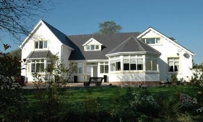 Bridgend Bed & Breakfast | Excellent Hazelwood Guest House: 4-Star Stay with Breakfast