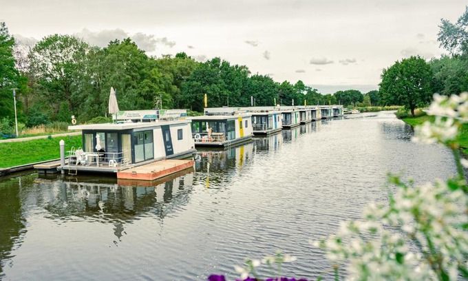 Bad Bederkesa Boat Rental | Charming HB 7 - Hausboot Bad Bederkesa: Family & Pet-Friendly
