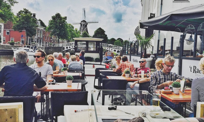 Dokkum Hotel | Delightful HCR 't Raedhus: Family-Friendly with Dining