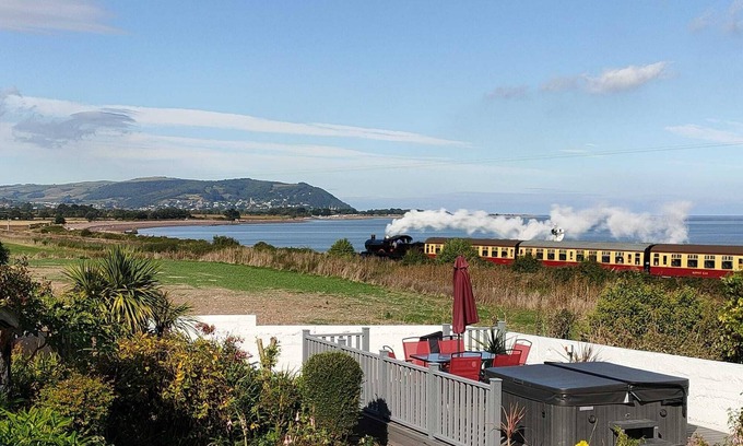 Blue Anchor Apartment | Unwind at Headland Heights: 2-Bed Apartment with Hot Tub