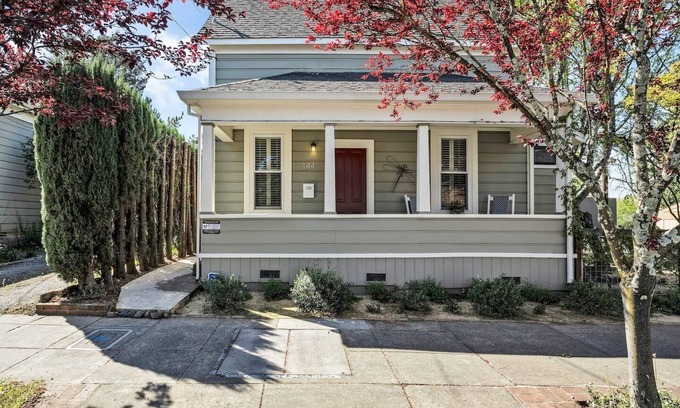 Healdsburg Cottage | Historic Healdsburg Plaza Gem with Spa and Breakfast