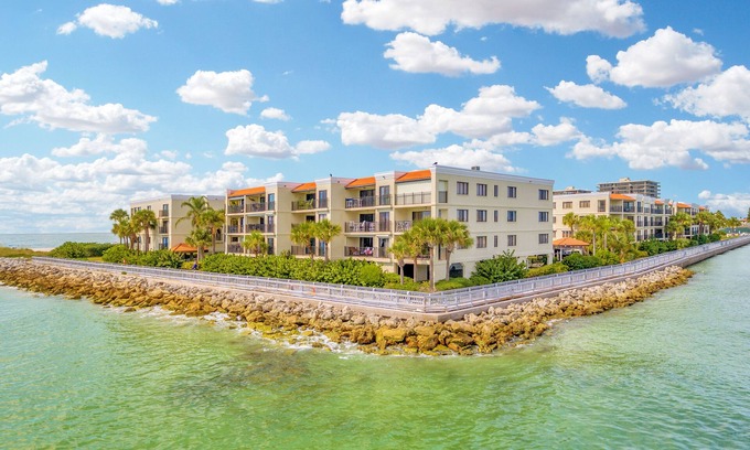 Sunset Beach Condo | Experience Waves and Relaxation at Land's End - 10/10 Rating