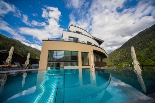 Sankt Anton am Arlberg Hotel | Delightful Heart Hotel Grischuna: Pool & Oceanfront Views