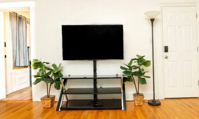Albany Apartment | Discover Albany: Ideal Spot for Happy Hour and Relaxation