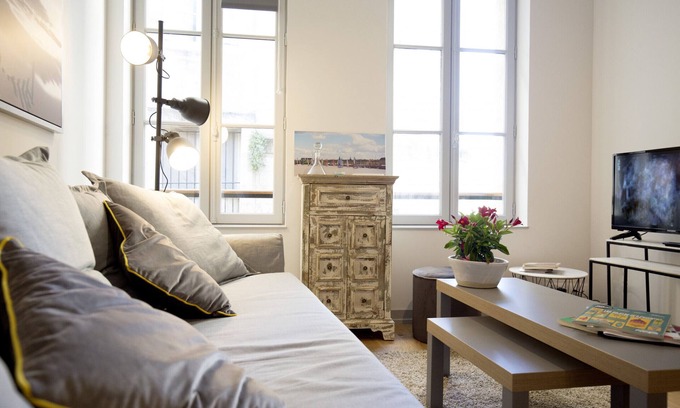 Saint-Michel Apartment | Top-Rated Cosy Apartment in the Heart of Bordeaux