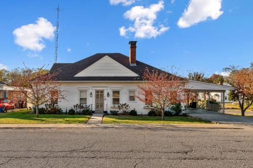 Springfield House | Whiskey Business: Hot Tub, BBQ Grill & Family Fun Awaits