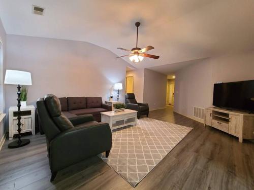 Branson Theater District House | Discover Heart of Branson #2: Pet-Friendly Retreat Awaits