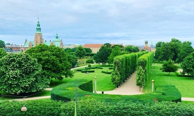 Copenhagen City Centre Apartment | Prime Copenhagen Stay with Rooftop Access & Garden Views