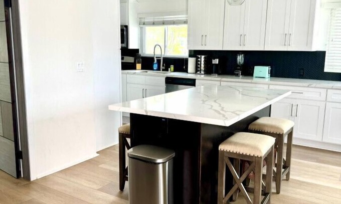 Corona del Mar House | Cozy Bungalow in Corona Del Mar - Steps to Downtown & Beach