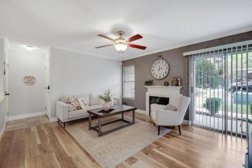 Far North Dallas Apartment | Pet-Friendly Dallas Apartment with Pool & Green Spaces