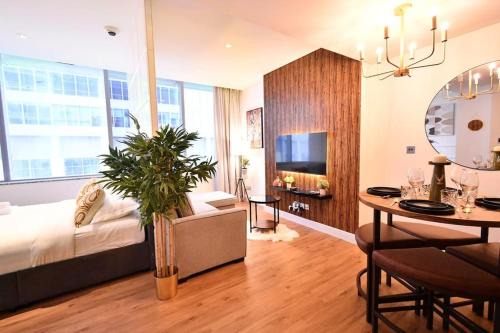 Bur Dubai Apartment | Modern Chic Studio in Heart of DIFC with Ocean Views