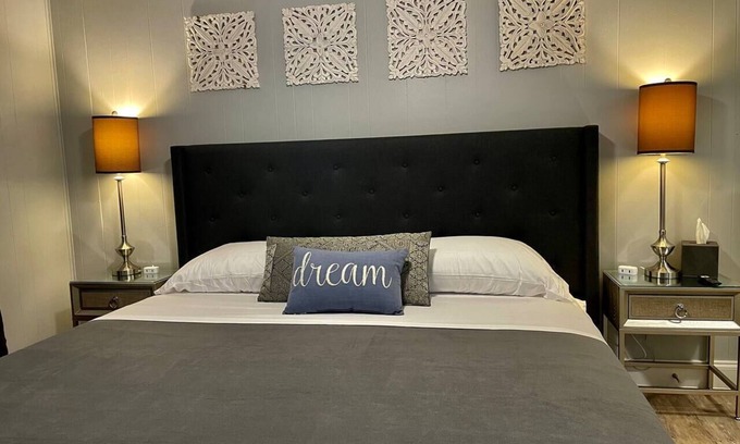 Knox - Henderson Apartment | Outstanding Heart of Henderson: Modern Retreat with King Bed