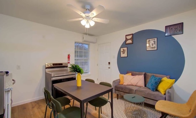 Greater East End Apartment | Ideal Houston Retreat with Kids Playground & Pet-Friendly Stay