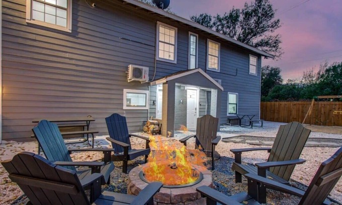 Greater East End House | Stunning 8-BD Home in Heart of Houston with Yard