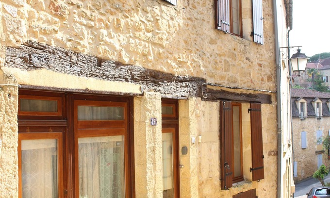 Pays-de-Belves House | Discover Belves: Historic Townhouse with Garden & Pool