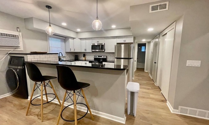 Midtown Apartment | Convenient Cathedral Hotel Near UNMC for Family Stays