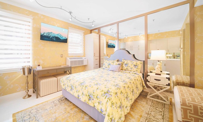 Palm Beach - West Palm Beach Hotel | Modern Studio Near Breakers with Pool and Valet Service