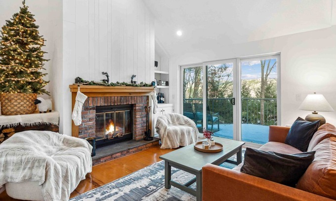 Quechee Condo | Modern 3BR/3BA Deere Run Condo with Spa & Breakfast