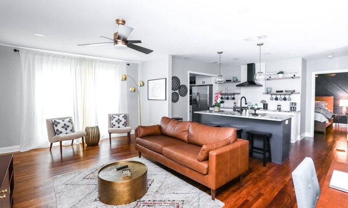 Tech Terrace House | Explore Tech Terrace: Stylish 3/2 Home Near Campus