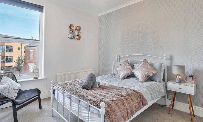 Sheffield House | Central Haven: Direct Access to City Centre & Breakfast