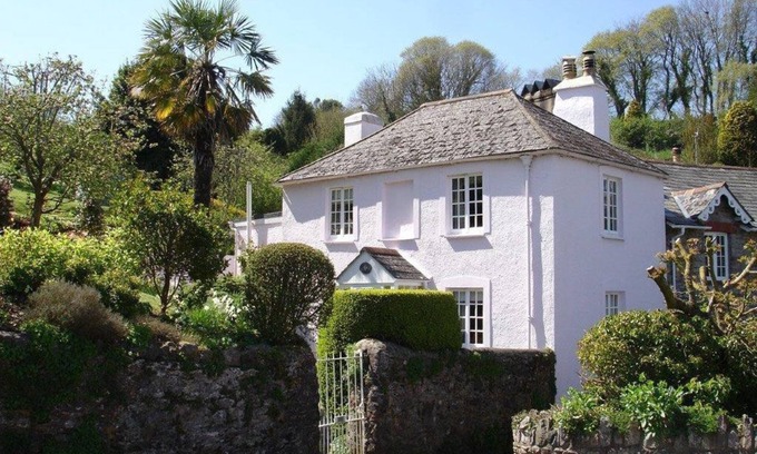 Dittisham Cottage | Enchanting Village Retreat with Lush Gardens and Scenic Views