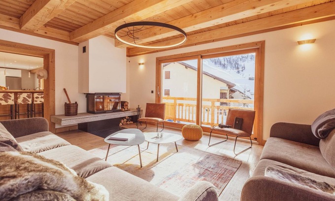 Montgenevre Ski Chalet | Prime Village Retreat with Sauna, Hot Tub & Billiards