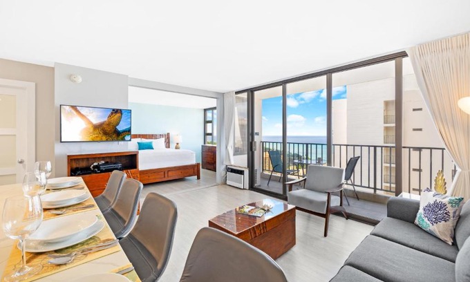 Waikiki Apartment | Oceanfront Condo in Waikiki with Pool and Free Parking