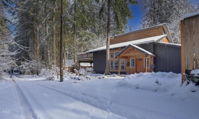 Rhododendron House | Idyllic Hearthstone Retreat with Breakfast & Family-Friendly Amenities