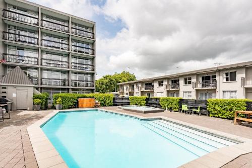 Hamilton Hotel | Inviting Heartland Ambassador Hotel with Oceanfront Pool