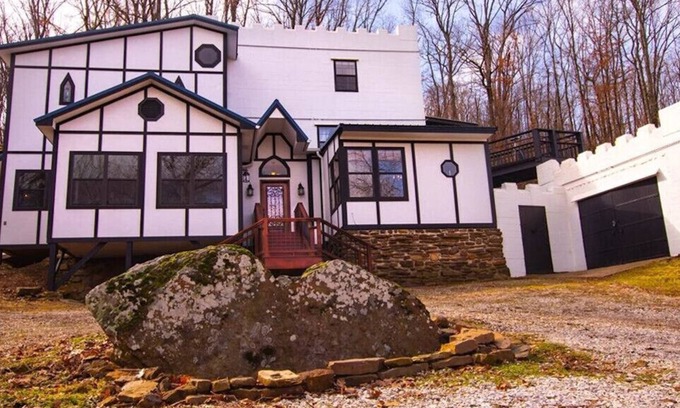 Winslow House | Heartstone Castle 4 bed 2 bath Nestled in Boston Mountains