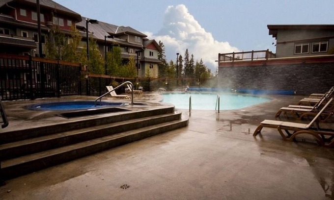 Canmore Condo | Relaxing Retreat: Heated Pool & Hot Tubs near Banff