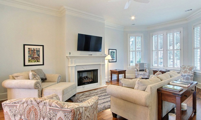 Old West Broad Neighborhood House | Indulge in Heated Pool Access & Spa | Guest Rated: 9.8