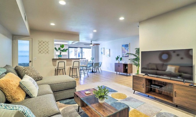 Palm Springs Apartment | Bright Palm Springs Retreat with Heated Pool & Ocean Views