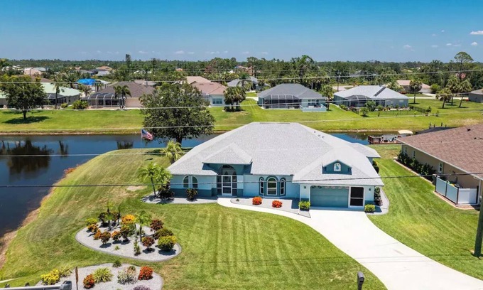 Broadmoor House | Heated Pool & Ocean Views: Waterfront Retreat for Groups