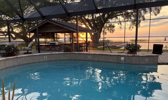 Lake Hamilton House | Idyllic Lakefront Retreat with Heated Pool & Home Theatre