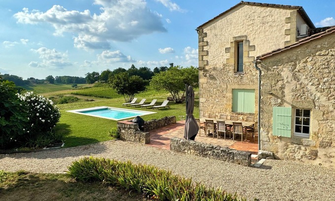Gardegan-et-Tourtirac House | Relaxing Retreat: Demeure Des Vignes with Heated Pool