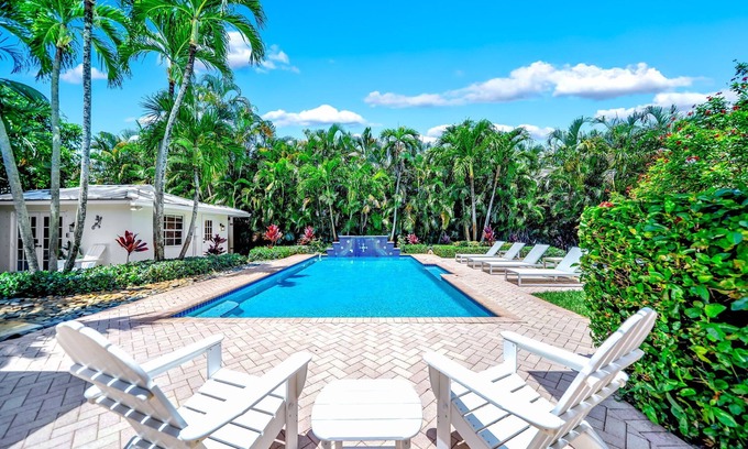 Lake Ida Shores House | Heated Pool! Close To Beach+Avenue! Quaint Style!