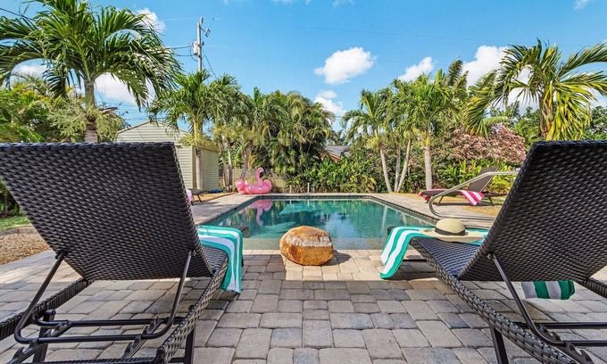Trafalgar House | Heated Pool, Family Friendly, Outdoor Lounge - Shore Beats Working - Roelens