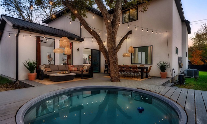 South Lamar House | Heated Pool Firepit Billiards Outdoor Movies Big Bedrooms Sleeps 14