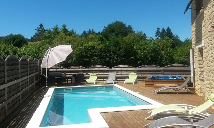 Sarlat-la-Caneda House | Relaxing Retreat: Heated Pool & Jacuzzi with City Views