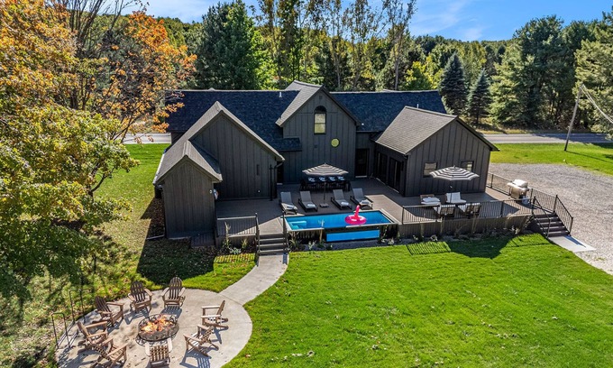 Mears House | Luxury Retreat: 11 Beds, Heated Pool & Game Room!
