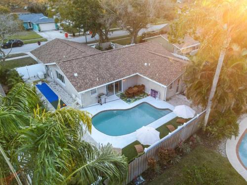 Del Prado House | Inviting Hotel with Heated Pool, Mini Golf & Game Room