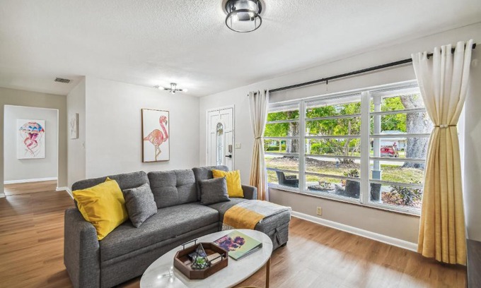 Oakford Park House | Indulge in Paradise: Poolside Retreat in Midtown Tampa