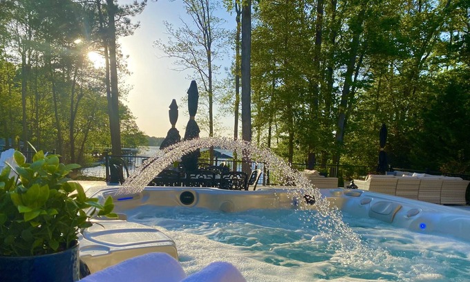 Halifax County House | 💥Heated Saltwater Pool for 2024, 8 Bedrms, Sunset Views, Main Lake Cove, Pets🥇