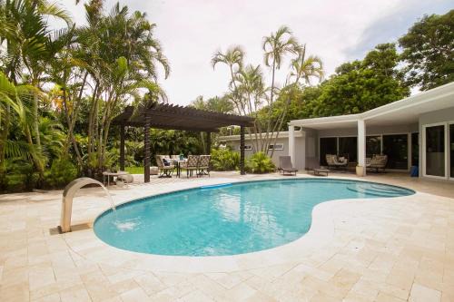 Harbor Beach House | Experience Oceanfront Bliss with Heated Saltwater Pool in NYC