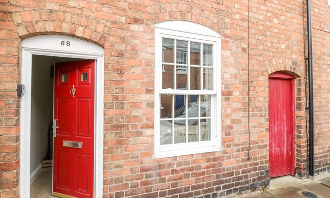 Stratford-upon-Avon Cottage | Pet-Friendly Heath Cottage with Hot Tub in Stratford-Upon-Avon