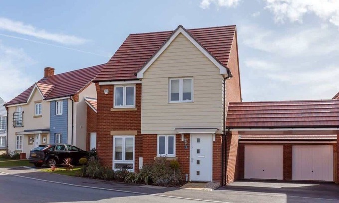 Poole House | Heath Reach: Family-Friendly Retreat for 6 Guests