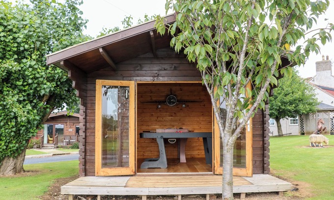 Northallerton Cottage | Discover Comfort at Heathcliff Lodge with Spa & Breakfast