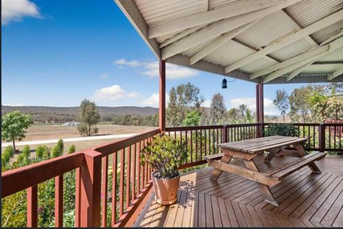 Heathcote Villa | Heathcote Holiday Farmstay: Family-Friendly Villa with Pool